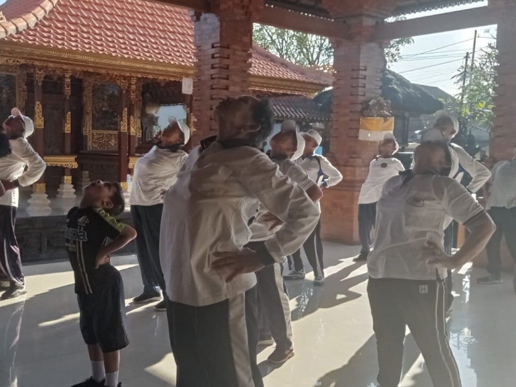 Penuh Semangat, Lansia Banjar Celuk Ikuti Senam dalam Kegiatan Posyandu